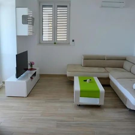 Mlada Lux